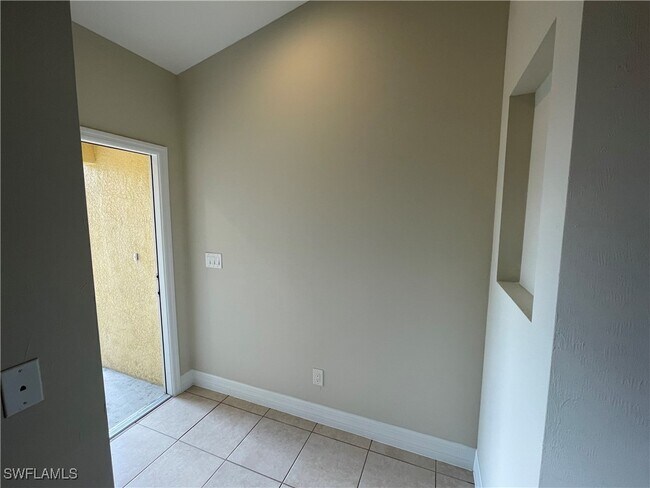 1003 Andalusia Blvd in Cape Coral, FL - Foto de edificio - Building Photo