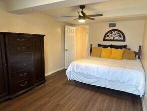 913 Atchison St in Sealy, TX - Building Photo - Building Photo