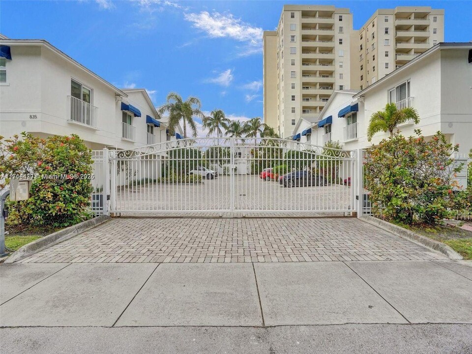 835 NE 19th Ave, Unit #6 in Fort Lauderdale, FL - Building Photo