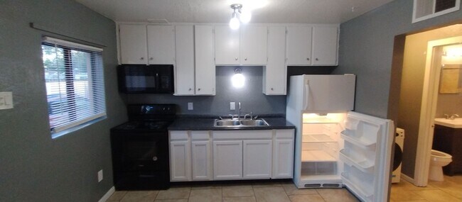820 Apache Ave NW in Albuquerque, NM - Building Photo - Building Photo