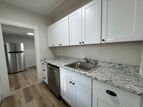 16 Avon St in Manchester, NH - Foto de edificio - Building Photo