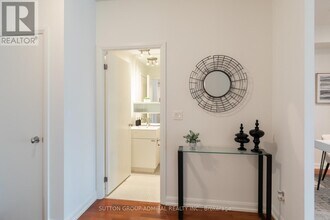 111 Elizabeth St in Toronto, ON - Building Photo - Building Photo