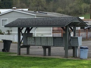 Woodland Mobile Home & RV Park in Woodland, WA - Foto de edificio - Building Photo