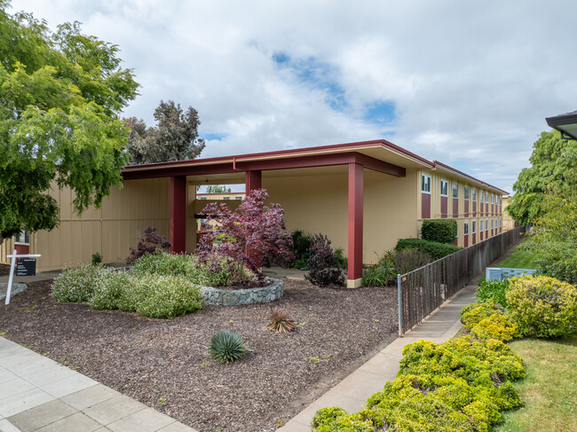 Fountaine East Condominiums in San Mateo, CA - Foto de edificio - Building Photo