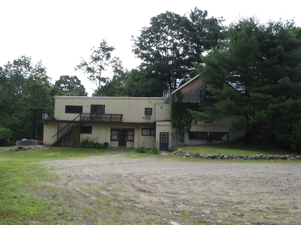 39 Jones Rd in Winchester, NH - Building Photo