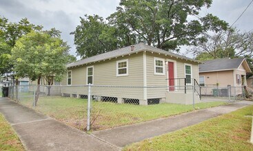 2520 Berry St in Houston, TX - Building Photo - Building Photo