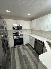 11557 NW 51st Ln in Doral, FL - Foto de edificio - Building Photo