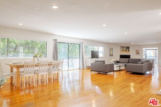 110 N Barrington Ave in Los Angeles, CA - Building Photo - Building Photo