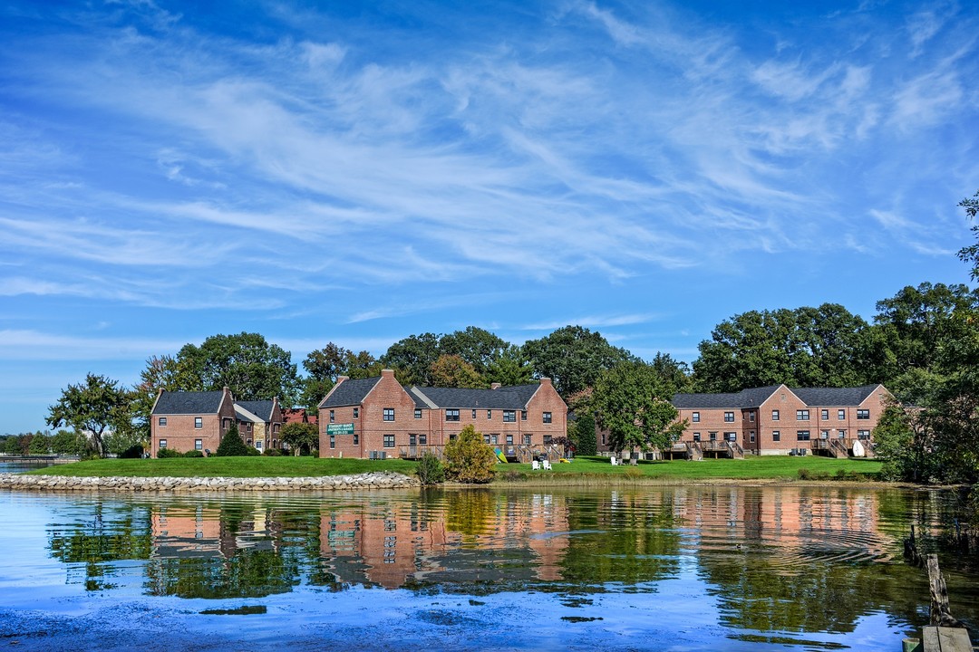 Stansbury Manor in Middle River, MD - Foto de edificio