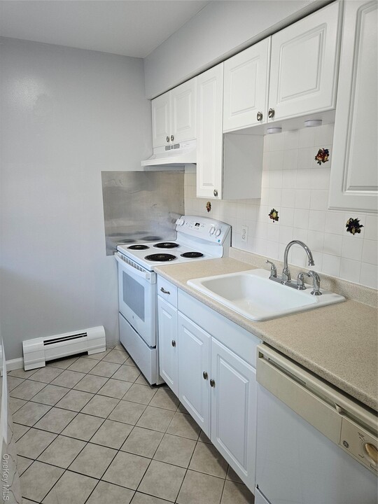 24 Peddler Hill Rd in Monroe, NY - Building Photo