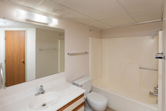 Royal Court Apartments in Fargo, ND - Building Photo - Interior Photo