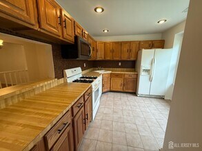 309 Constitution Cir in North Brunswick, NJ - Building Photo - Building Photo