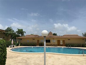 600 Village Green Ct in Palm Springs, FL - Building Photo - Building Photo