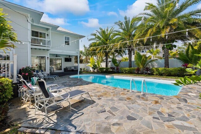 235 10th Ave NE in St. Petersburg, FL - Building Photo - Building Photo