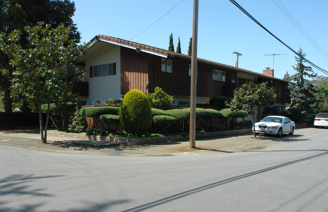 400 Lassen St in Los Altos, CA - Building Photo