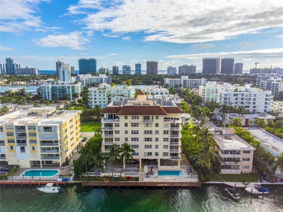 10140 W Bay Harbor Dr in Bay Harbor Islands, FL - Building Photo