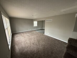 1008 NW Range St in Blue Springs, MO - Building Photo - Building Photo