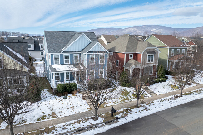 681 Fielding Run Dr in Crozet, VA - Foto de edificio - Building Photo