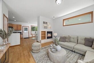 6214 Malloy Ave in Ferndale, WA - Foto de edificio - Building Photo