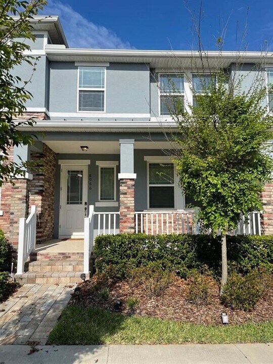 8066 Glenlloyd Ave in Winter Garden, FL - Building Photo