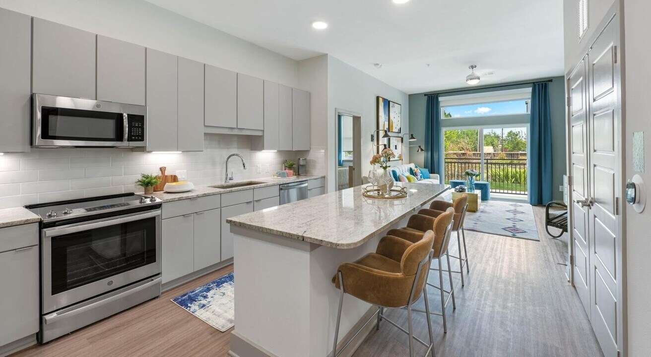 9330 Main St in Houston, TX - Building Photo