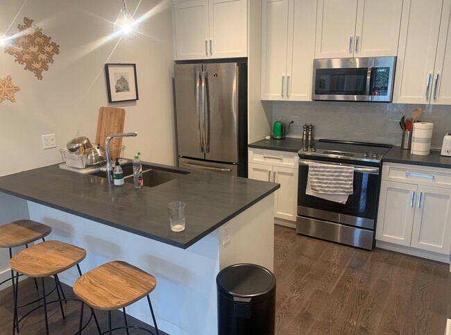 436 McGrath Hwy, Unit 305