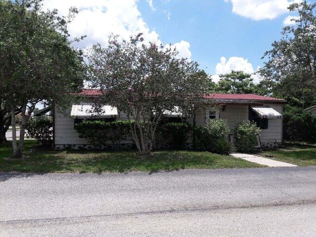5318 Dianthus St in Zephyrhills, FL - Building Photo - Building Photo