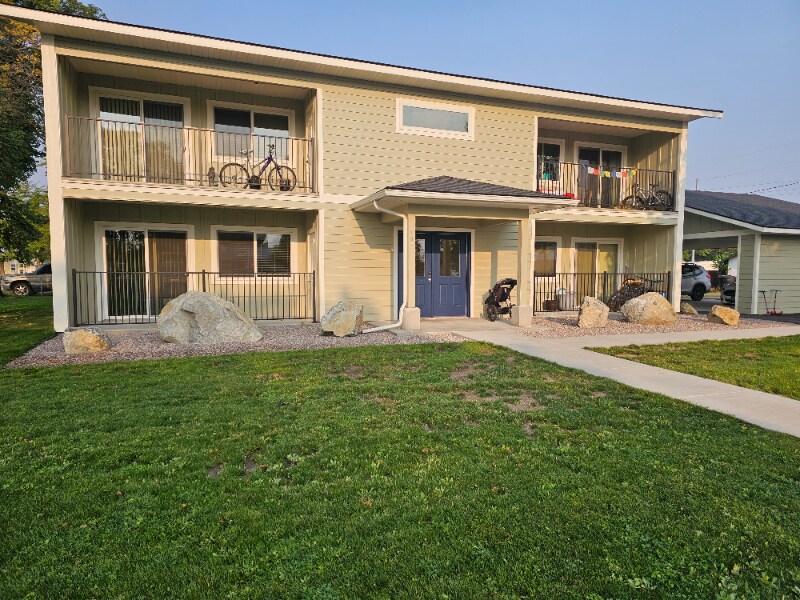 102 Eighth Ave W in Polson, MT - Building Photo