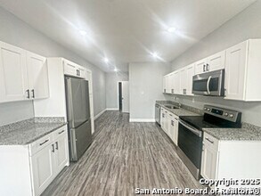 7550 Oak Chase in San Antonio, TX - Building Photo - Building Photo