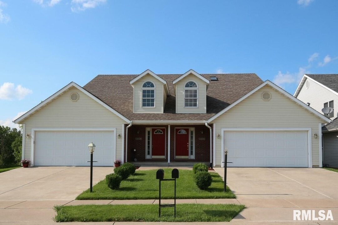 3054 Cherrywood Dr in Bettendorf, IA - Building Photo