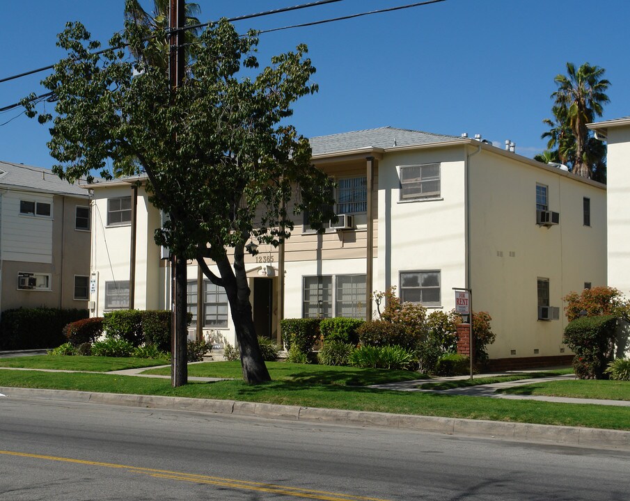 12365 Magnolia Blvd in Valley Village, CA - Building Photo