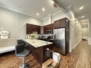 3336 W Irving Park Rd, Unit 2C in Chicago, IL - Foto de edificio - Building Photo