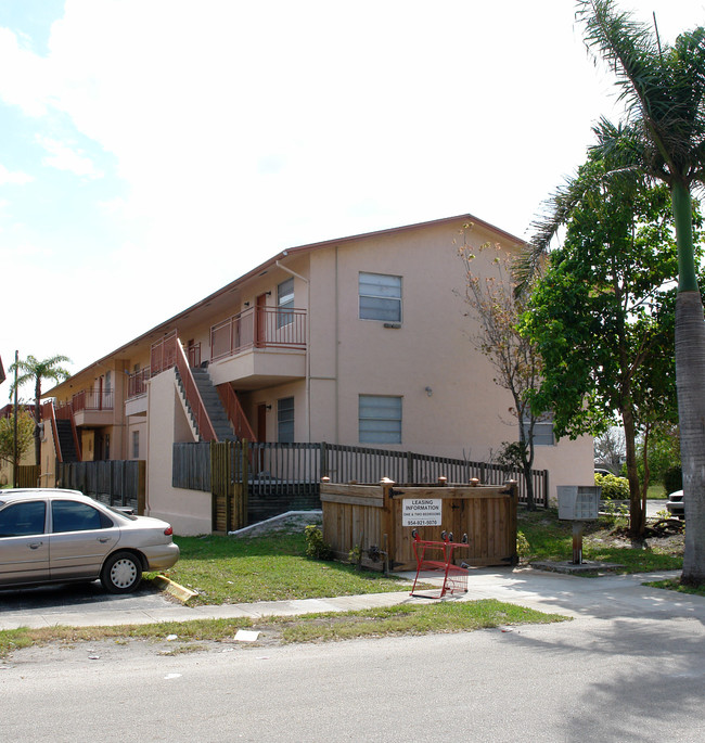 Pierce Manor in Hollywood, FL - Building Photo - Building Photo