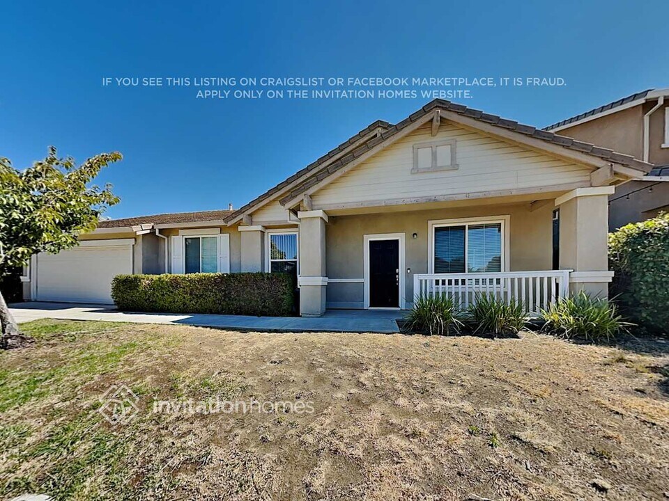 573 Silver Saddle Dr in Pittsburg, CA - Building Photo