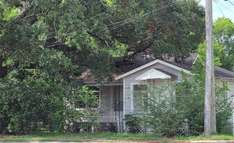 2204 State Hwy 3 in Dickinson, TX - Building Photo