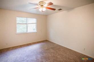 102 Cedargrove in San Marcos, TX - Building Photo - Building Photo