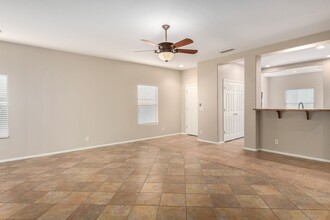 644 W Oak Tree Ln in San Tan Valley, AZ - Building Photo - Building Photo