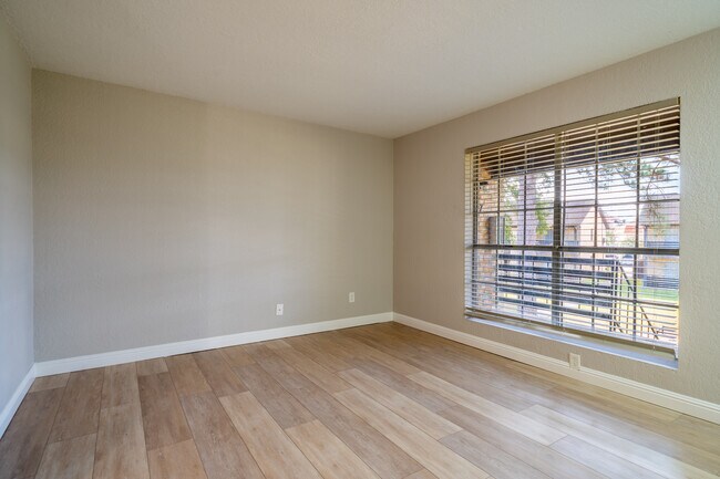 Dowlen Green Apartments in Beaumont, TX - Building Photo - Interior Photo