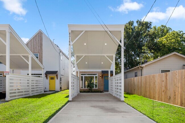 8016 Willow St in Houston, TX - Building Photo - Building Photo