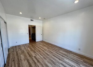 5420 Sylmar Ave in Los Angeles, CA - Building Photo - Building Photo