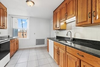 215 Saint Paul St, Unit #1 in Brookline, MA - Foto de edificio - Building Photo