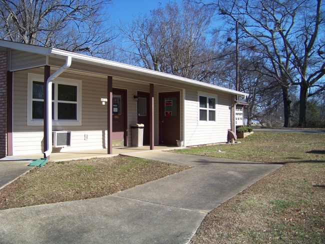 Heflin Oaks Apartments in Heflin, AL - Building Photo - Building Photo