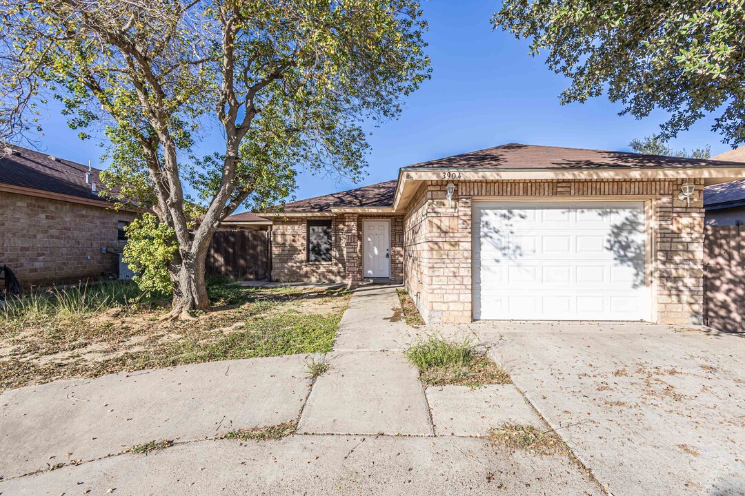 3904 Los Presidentes Ave in Laredo, TX - Building Photo