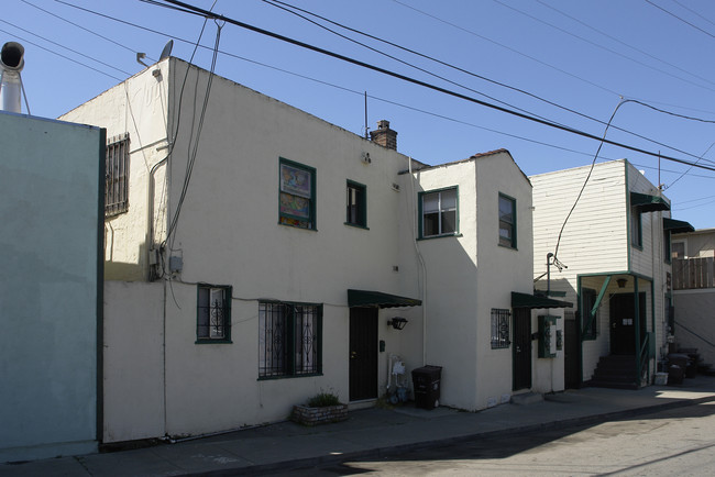 11061-11067 Apricot St in Oakland, CA - Foto de edificio - Building Photo