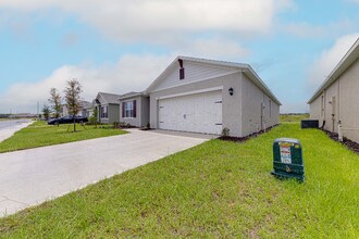1245 Cascades Ave in Davenport, FL - Foto de edificio - Building Photo