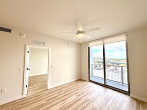 421 SW 5th Ave, Unit A21 in Miami, FL - Foto de edificio - Building Photo