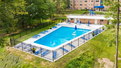 Somerset at Towson in Towson, MD - Foto de edificio - Building Photo