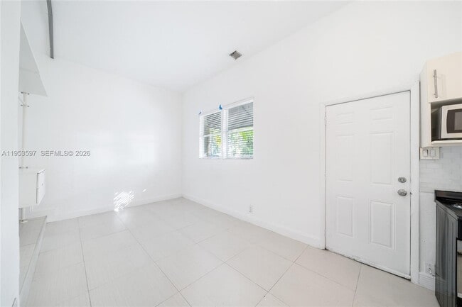 3262 Elizabeth St in Miami, FL - Building Photo - Building Photo