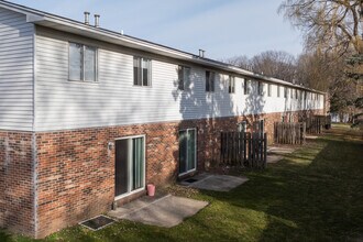 Colony East Apartments in Mt. Pleasant, MI - Building Photo - Building Photo