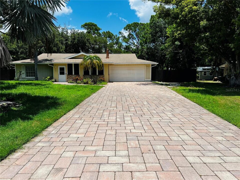 2705 Pursell Cir in Sarasota, FL - Building Photo